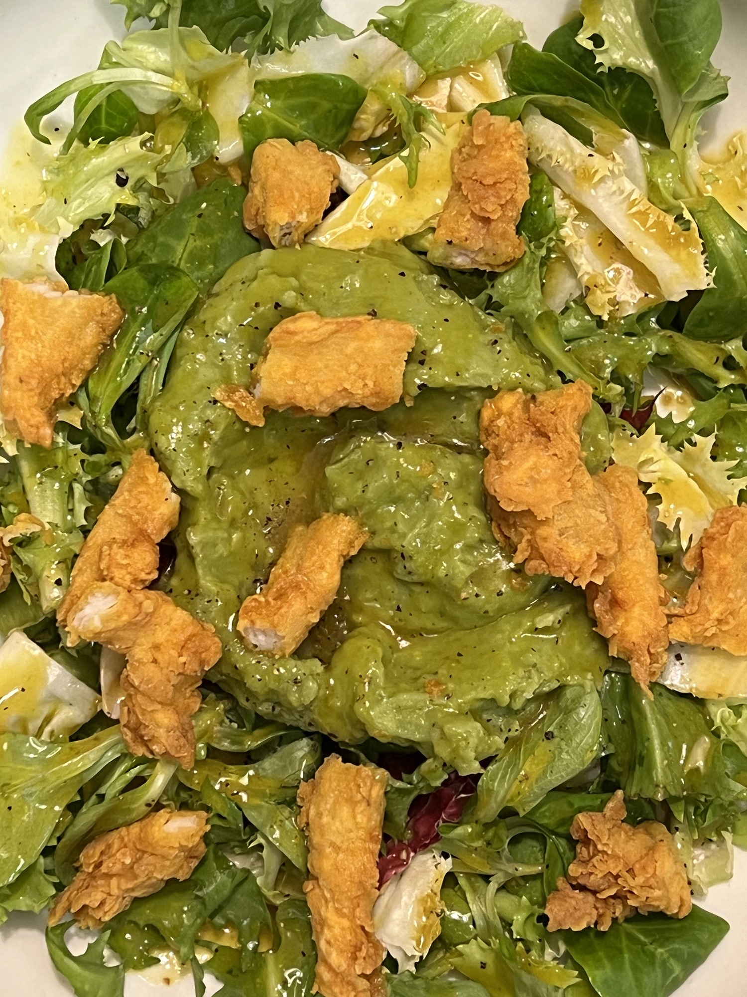 Ensalada de pollo, miel mostaza y guacamole